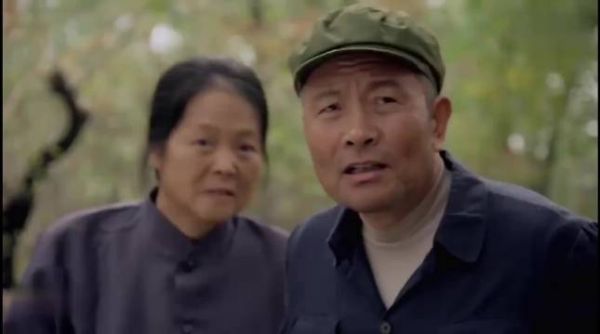 听说儿媳长得很漂亮,老两口不信,到场一看,腿都挪不动了