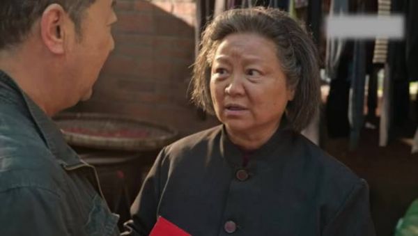 奶奶(陈卫饰)空降,强势又重男轻女,打破了一家人原有的生活习惯