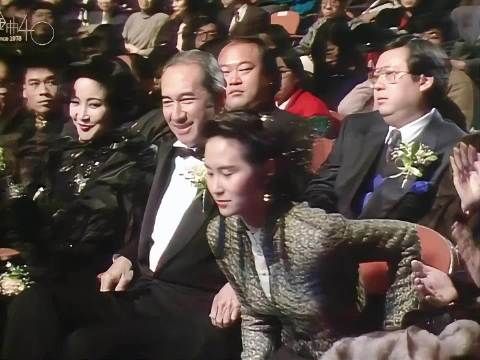 赌王何鸿燊年轻时候:与女儿何超琼共舞，为张国荣颁奖，幽默风趣