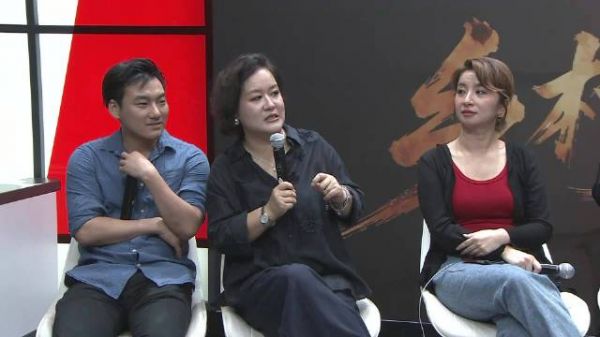 探讨年轻演员的成长，小剧场为他们提供更多机会和展现自我的平台