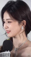 白鹿怼脸生图，发现她很喜欢漏个大白牙大笑，但表情一点也不崩