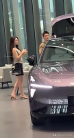 偶遇张馨予陪老公看车！何捷身材管理真好，两个人越来越有夫妻相