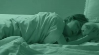 姐姐起床第一件事是抱住小猫