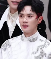别人睡觉怎么舒服怎么来，曹骏连睡觉姿势都很板正，老绷家没错了！暑期嘉年华