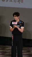 王安宇出差路演回到宁波老家，台下父老乡亲