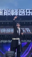 高精力人群！一上台门尼就在各种打招呼饭撒哈哈哈哈