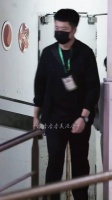 严浩翔等待开播，小猫视角喝水乖巧可爱