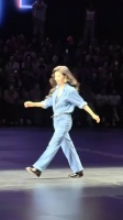 章若楠官方身高166cm，这个视频是不是被陷害了
