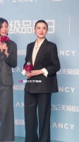 宋佳时装周造型稳定发挥，比心五花八门
