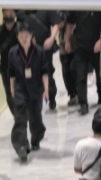 井柏然杭州热天穿西装，热得没招了