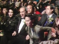 赌王何鸿燊年轻时候:与女儿何超琼共舞，为张国荣颁奖，幽默风趣