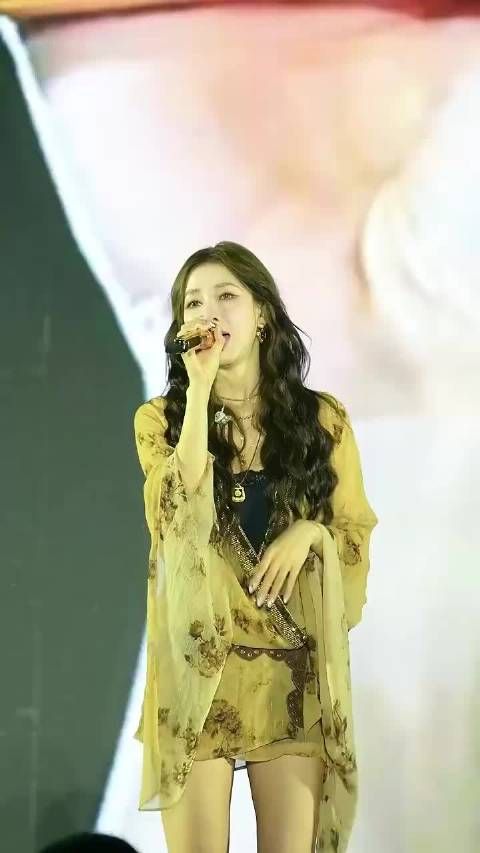 弦子唱歌真好听，越来越喜欢她这个范儿的女生了