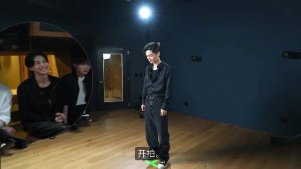 拍那个短剧的时候大家都在旁边看着,完全憋笑挑战