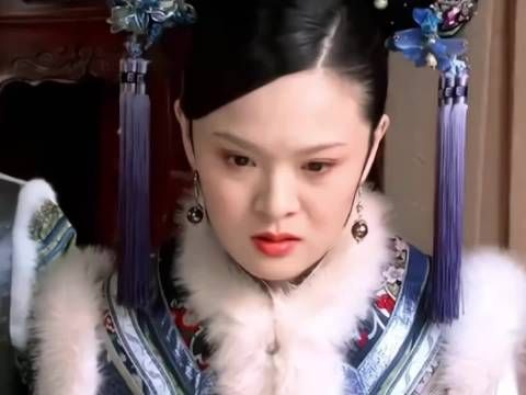 小时候只觉得她又老又丑,后来才知道她是化了老态妆,幕后