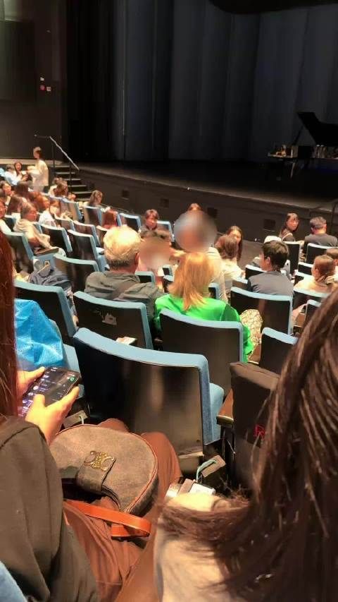 音乐会女子提醒手机亮光干扰，前排男子当场反驳