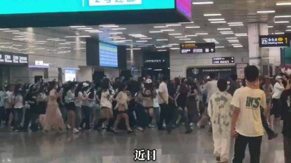 网传江西低保女孩赴港看演唱会，全家低保被停