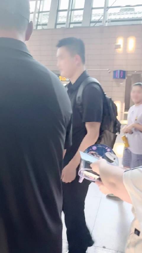 给我拿个袋儿啊 姐姐抱一丝手慢了 我姐姐她真的越来越可爱了