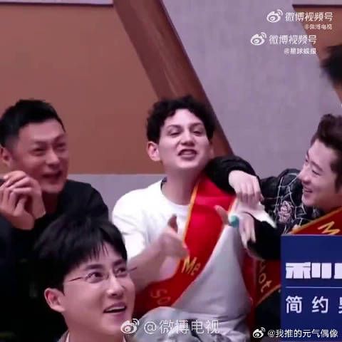 上台之后完全看不出受伤的影响，全身心投入表演，这就是舞台素养吧