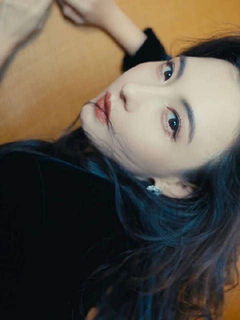 感觉她随便往那儿一站就是画报，不需要什么夸张的动作和表情，气场就全出来了