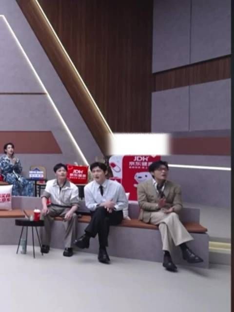 张彬彬听歌牙疼发作，捂脸晃动表情管理下线
