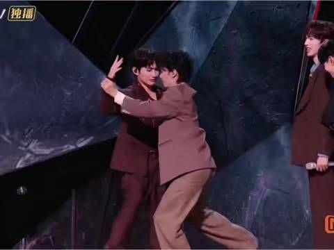 张彬彬主动安排王赫野睡自己与孙楠中间