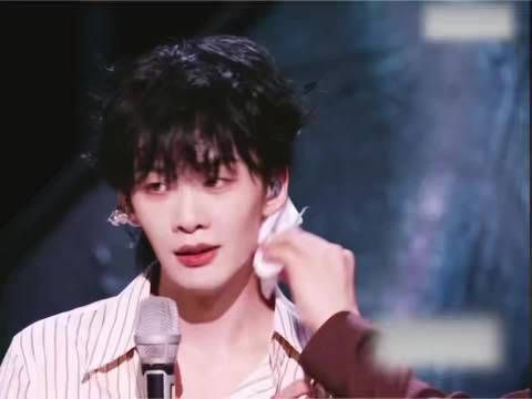 两人的羁绊从一公延续到二公，舞台之上默契搭档，私下生活互动也十分亲近
