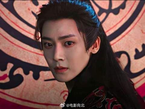 “我爱的人站在光里，于是我朝着光走”