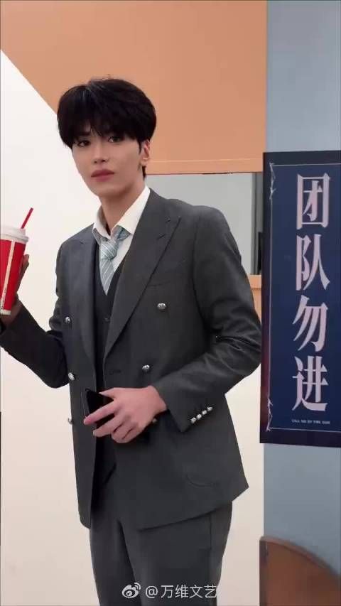 三千亿的项目，邵总您看我有机会参与一下吗？这霸道总裁的劲儿太对味儿了！