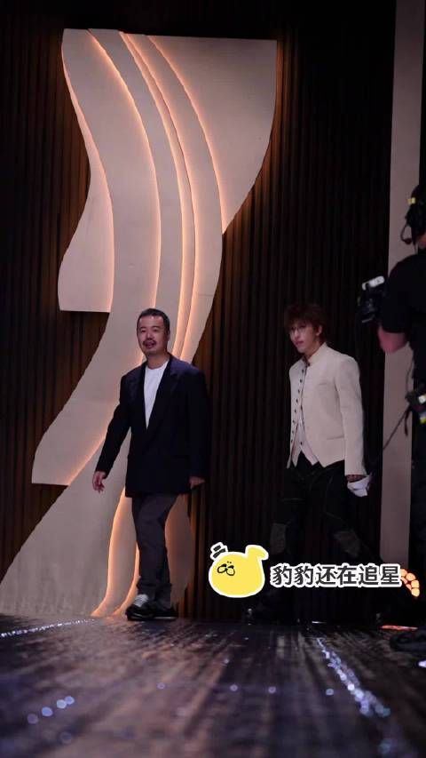 唐汉霄红毯亮相，贵气王子风