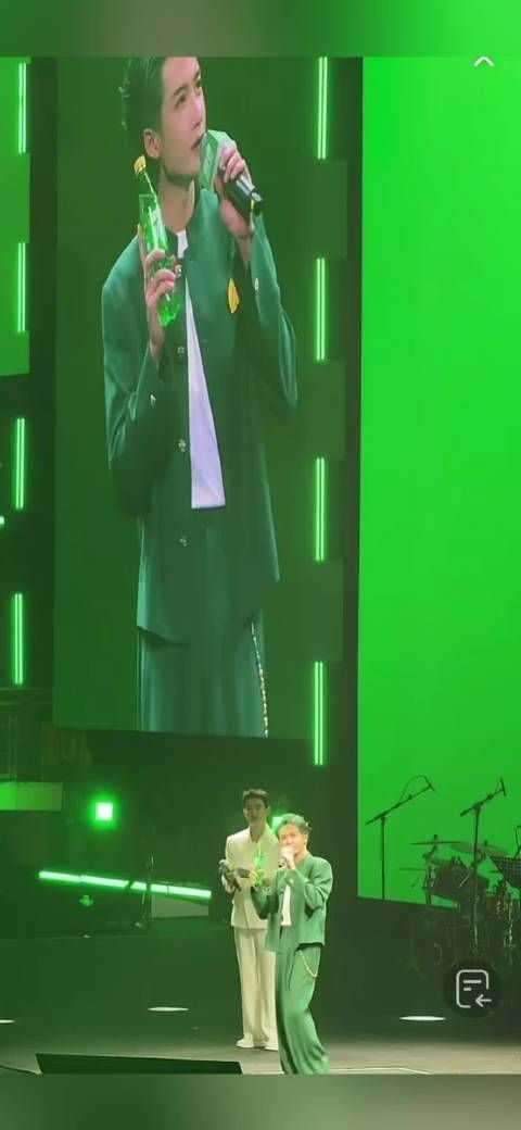 檀健次和台下观众大合影，期待檀健次的音乐舞台