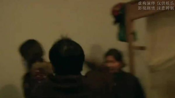 盼了三年才凑齐的一家人，在团圆饭上父女大打出手！
