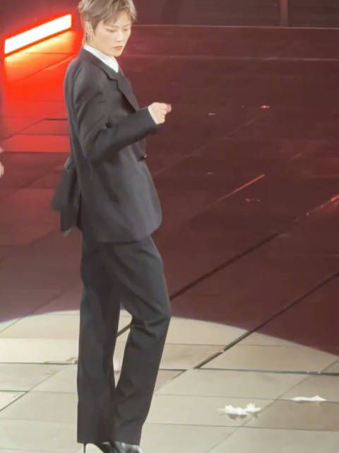 李宇春皇后与梦想巡演帅成啥样了！台风无敌