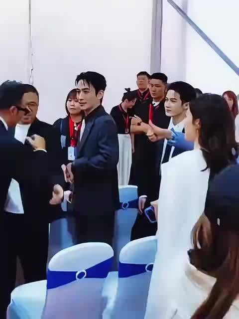 三人互动误会,握手击掌拥抱分不清