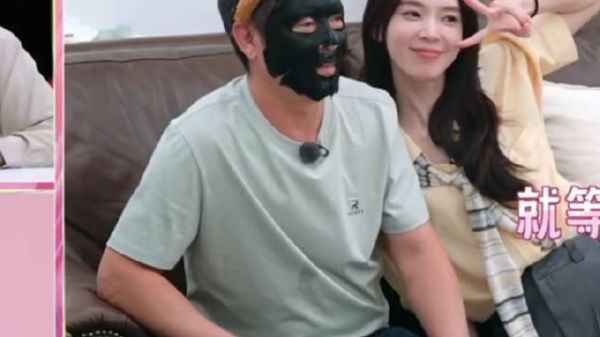 陈瑶给爸爸敷面膜爸爸嘴上说着不要实则很享受