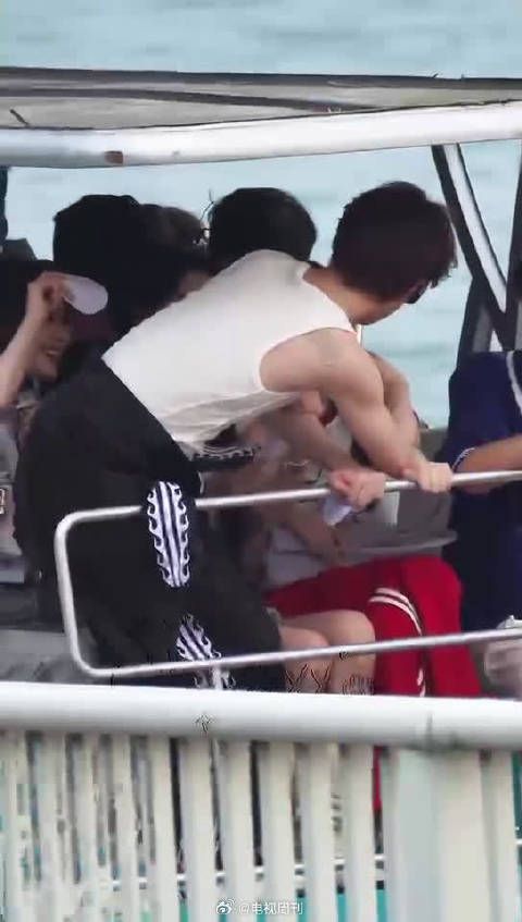 黄明昊坐唐艺昕腿上害羞，反差感十足