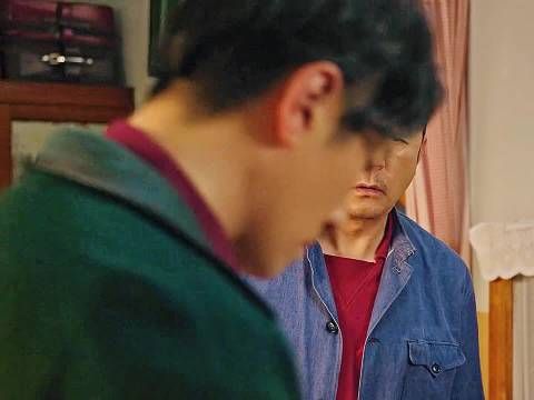 本以为是个没上过学的基础差学生,没想到竟当场解出高难度方程式…
