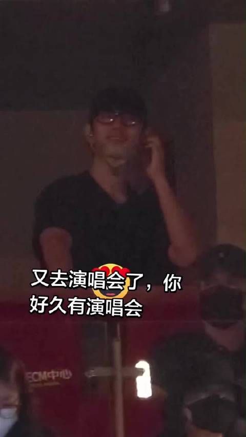 肖战今晚路透小合集 戴着眼镜的高糊兔兔，笑起来甜甜的