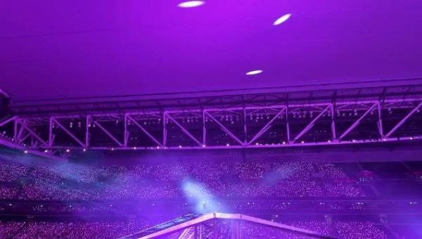 汪苏泷香港演唱会座无虚席，场外蹲票人潮涌动