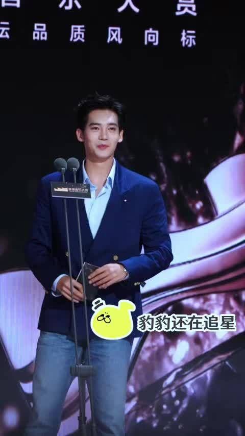 颁奖人于适,现场演示射箭 太正点了吧