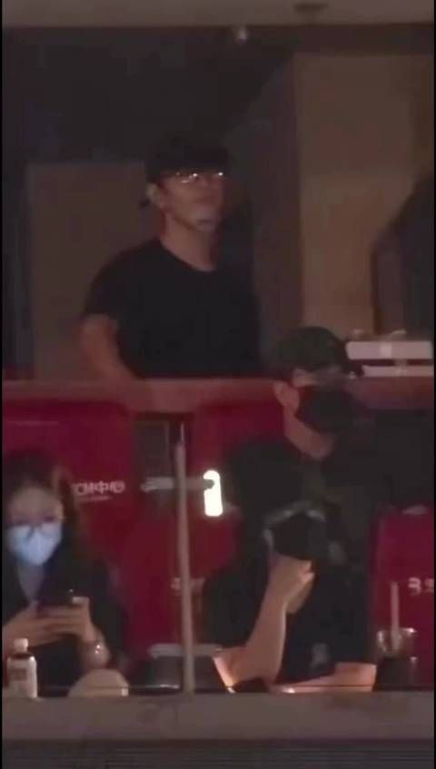 肖战来看李宇春演唱会了，好了好了，这下坏了，李宇春粉丝也见过肖战了！