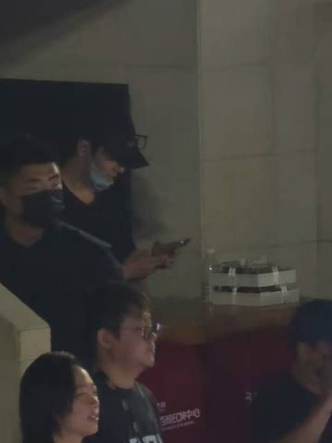 我跟肖战看演唱会时会做的同一件事bybike