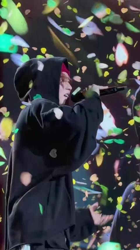 侯明昊音乐节红发翻唱爱我还是他