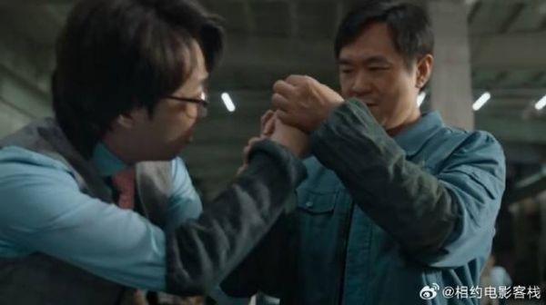 高管做锤子砸伤手指，胡建林嘲讽：工伤都算不上