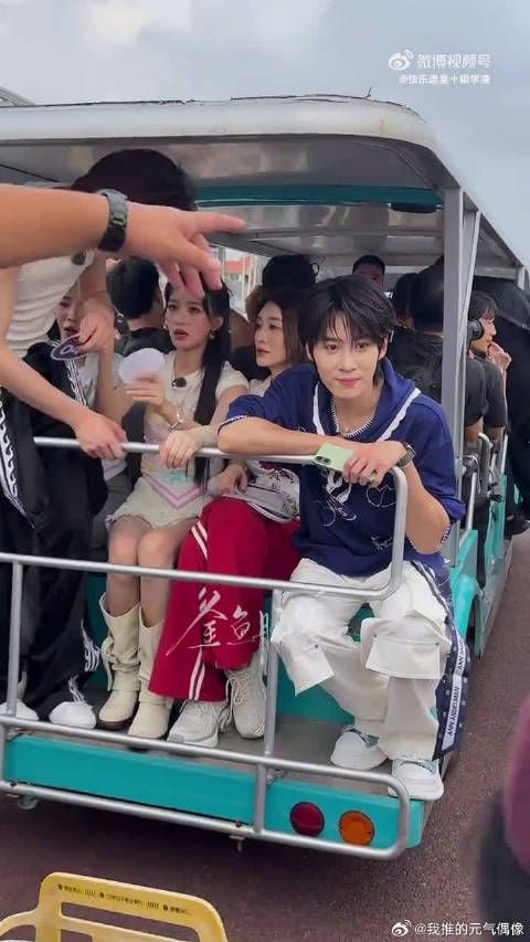 这个名场面太有意思，一边从容淡定，一边害羞局促，反差感直接拉满了