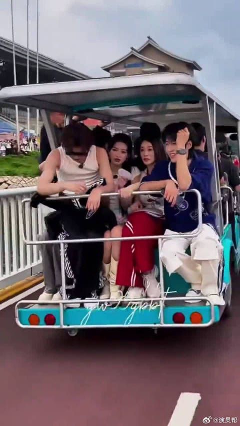 浑身紧绷不敢乱动,小贾害羞的模样太有喜感