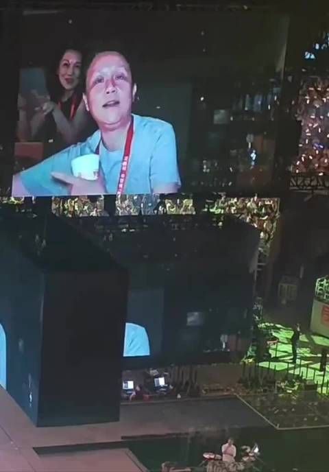 龙丹妮现身李宇春演唱会，观众齐喊跳舞