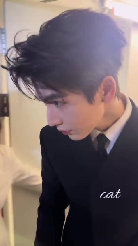 张凌赫路过的一瞬间，估计你的心都很化了