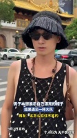 男子本想展示自己漂亮的帽子，结果遇见一阵大风，网友：这怎么忍住不笑的