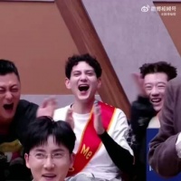 艾热带伤登台，完美完成舞台表演