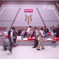 温柔不止在歌声里，更在一举一动里